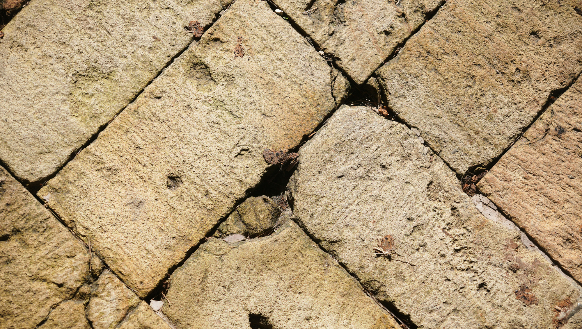 Natursteinboden in einem stark genutzten Bereich