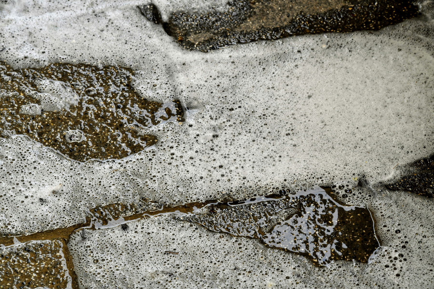 Natursteinoberfläche wird mit Wasser gereinigt